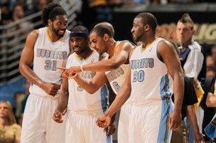 里夫斯状态不佳，半场得到8分，投篮命中率仅为20%（里夫斯手感低迷：半场仅8分，投篮命中率20%）