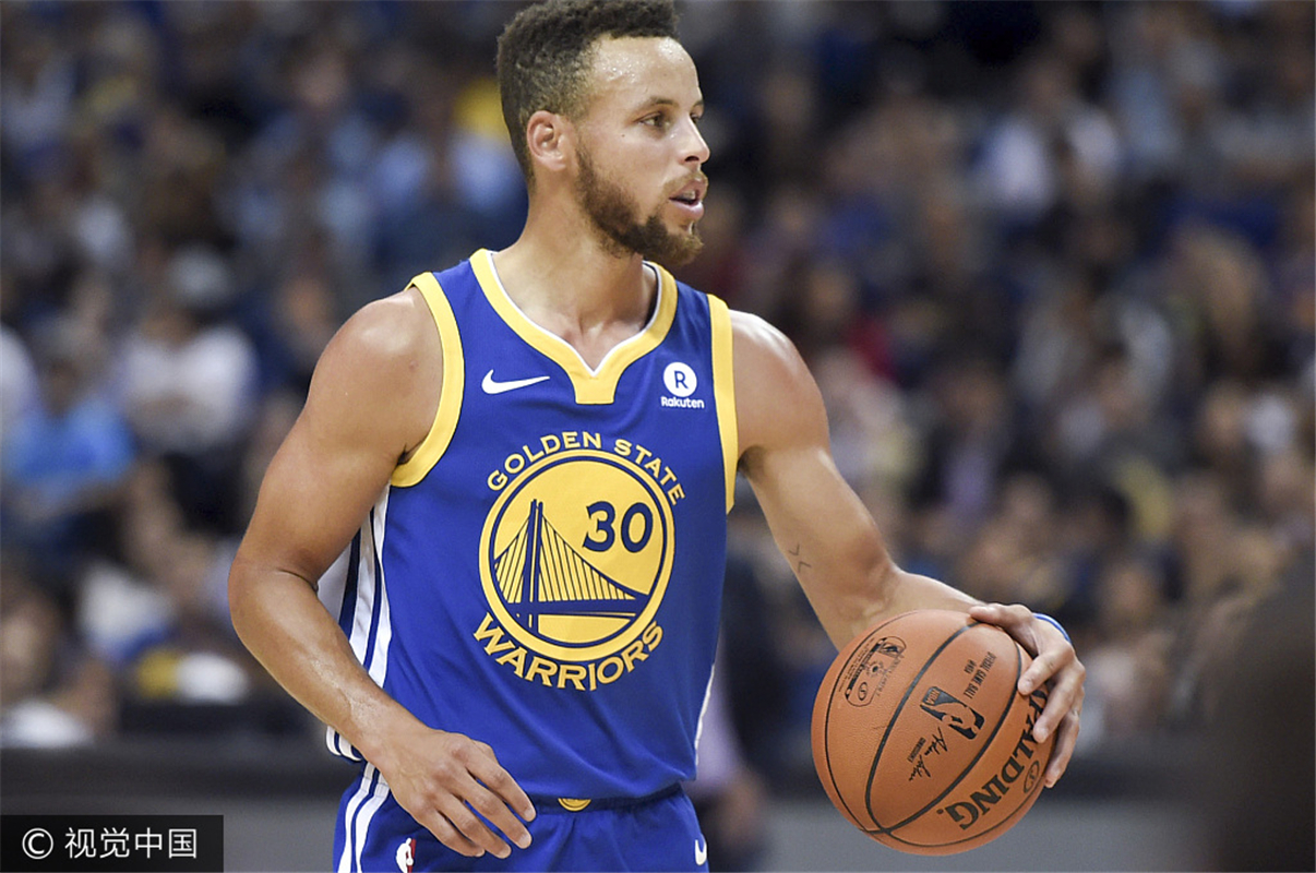 梅西抵达印度行第二站海得拉巴，现场球迷高呼梅西的名字（梅西抵达印度之旅第二站海得拉巴，现场球迷齐声高呼其名）