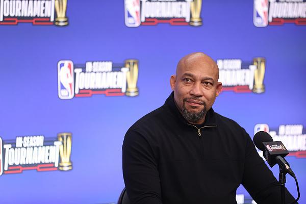 掘金约基奇豪取三双助球队连胜（约基奇轰三双领衔，掘金延续连胜）