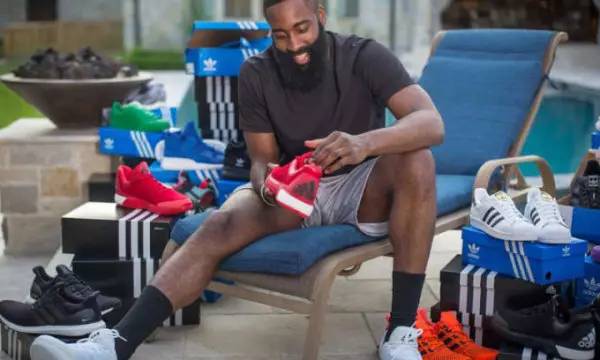 排面，泰州当地路牌上写着“苏超冠军城，泰州欢迎您”（泰州路牌打出“苏超冠军城，泰州欢迎您”，排面十足）