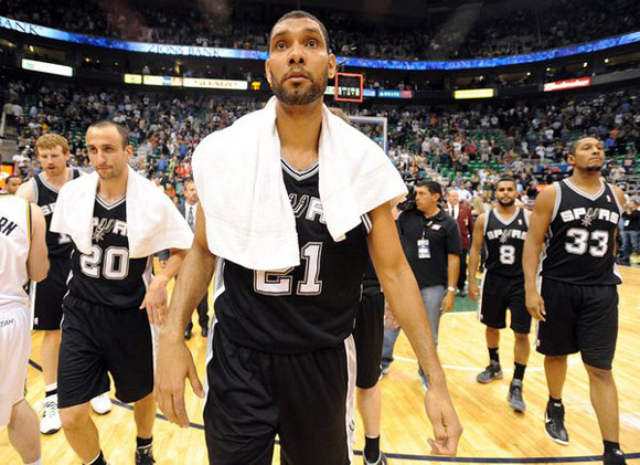 TA：因现代足球重视边路与攻防转换，菱形中场阵型已几乎绝迹（TA：当代足球崇尚边路与攻防转换，菱形中场几近消失）