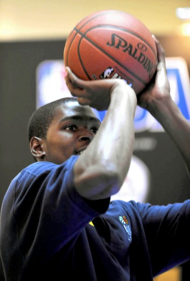 詹姆斯本赛季场均仅15.2分&生涯最低，新秀赛季为20.9分（詹姆斯本季场均仅15.2分创生涯新低，新秀赛季曾达20.9分）