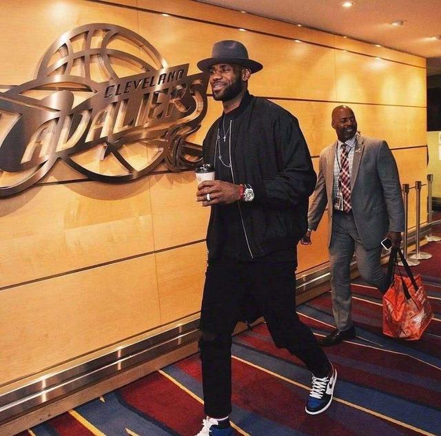 孔帕尼：教练组的续约对球队非常重要，穆西亚拉有望1月复出（孔帕尼：教练团队续约意义重大，穆西亚拉预计一月复出）