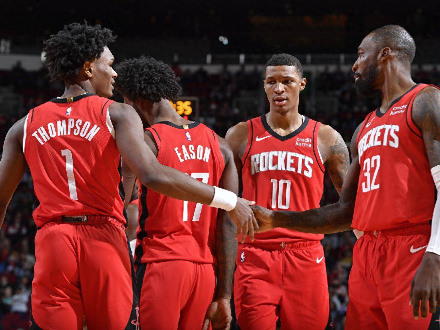 替补登场立功 主帅换人奏效（替补建功 主帅调度见效）