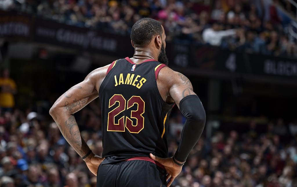 曼联客场4-1胜狼队，B费2射1传，取得3轮不败，积分追平切尔西，排名升至第六。（曼联客场4-1大胜狼队，B费双响+助攻，联赛三轮不败，积分追平切尔西升至第六位）