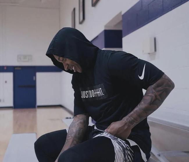 2025赛季，成都蓉城以红焰为刃、热血为甲，在三...（2025赛季，成都蓉城执红焰为刃、以热血为甲，向巅峰进击）